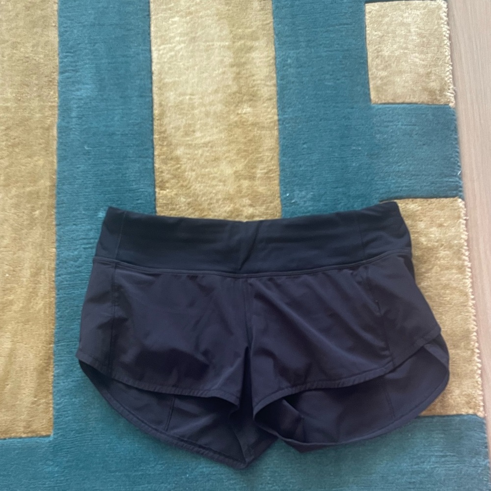 black lululemon shorts
